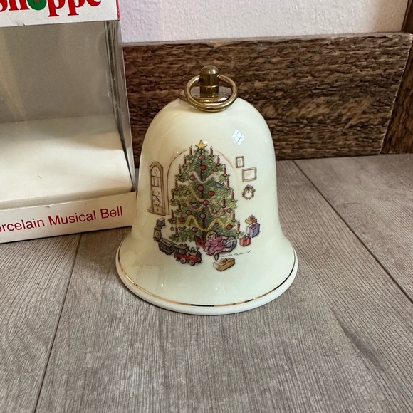 Vintage Christmas Bell Music Box - Stille Nacht/Silent Night
Porcelain with box - Picture 9 of 16